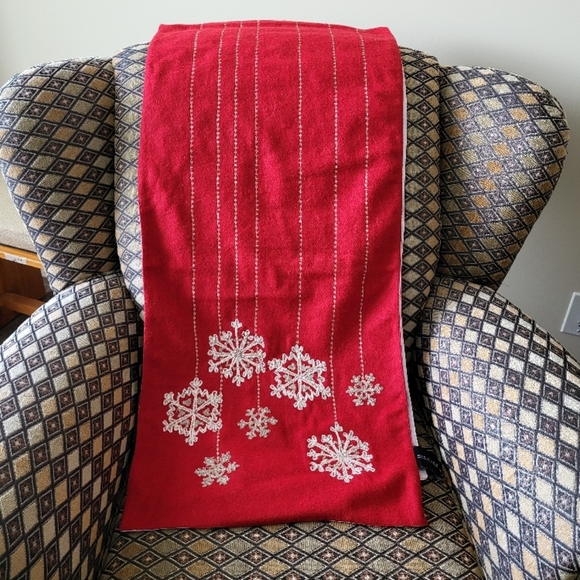 Christmas Table Runner - Picture 2 of 10